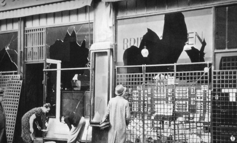 Zerstörtes Schaufenster eines jüdischen Geschäfts nach der Reichspogromnacht