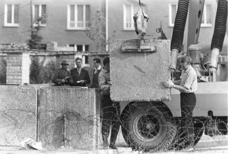 Bauarbeiter beim Mauerbau