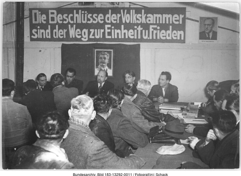 Eine Versammlung in der ehemaligen DDR