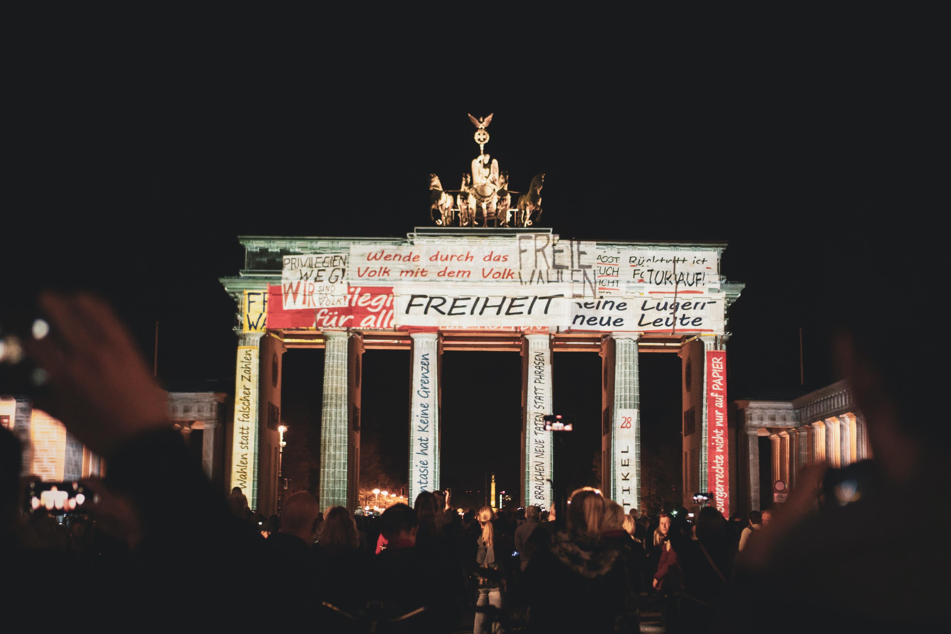 Das Brandenburger Tor ist mit Fahnen und Plakaten behangen auf denen Freiheit gefordert wird (Anlass 