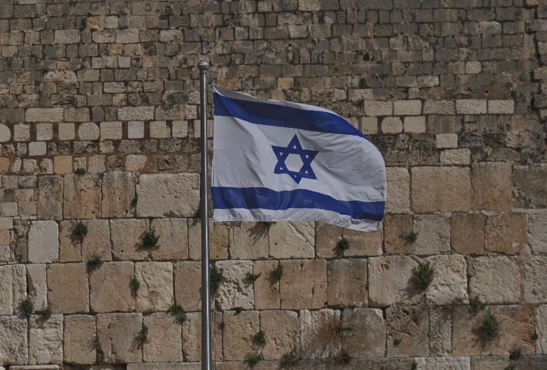 Israel Fahne vor einem Gebäude