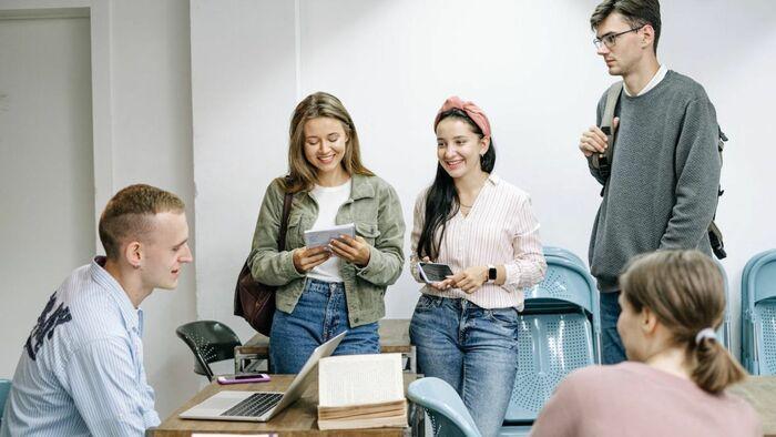Menschen bei einem Treffen im Büro