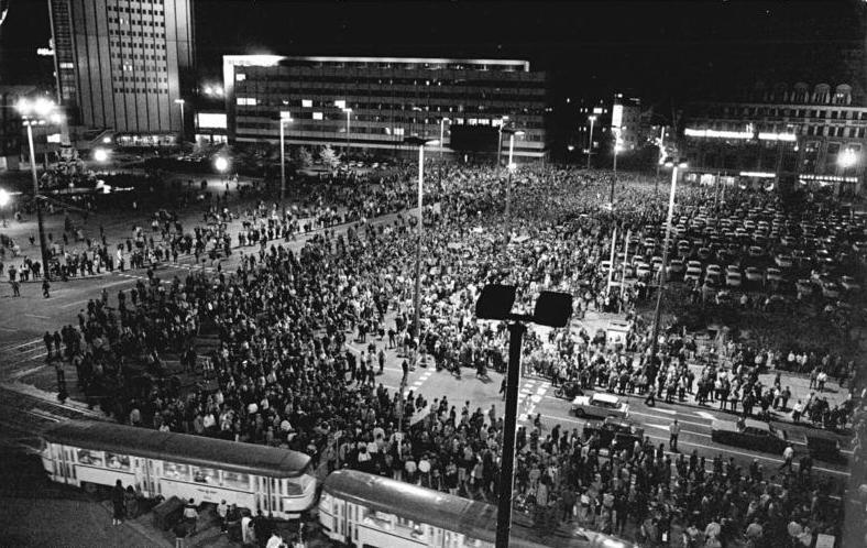 Leipzig_montagsdemonstration_Bundesarchiv, Bild 183-1990-0922-002 Friedrich Gahlbeck CC-BY-SA 3